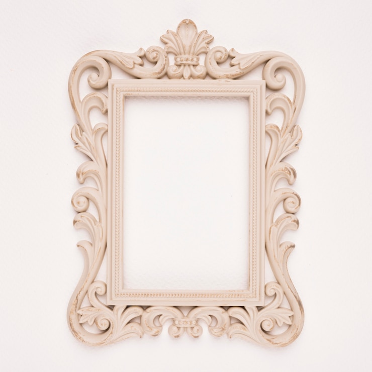 Foto gratuito antiguo marco de madera dorada sobre fondo beige