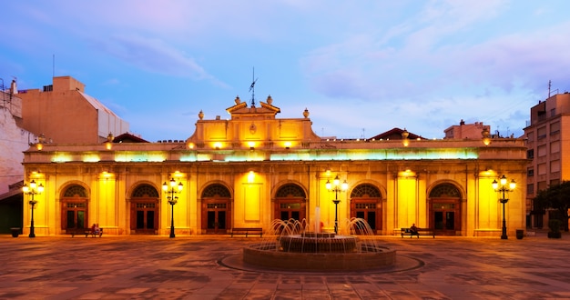 antiguo mercado en la Plaza Mayor por la noche. Castellón de la Plana