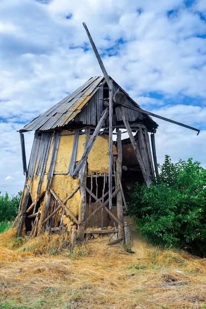 Antiguo molino de viento abandonado y roto