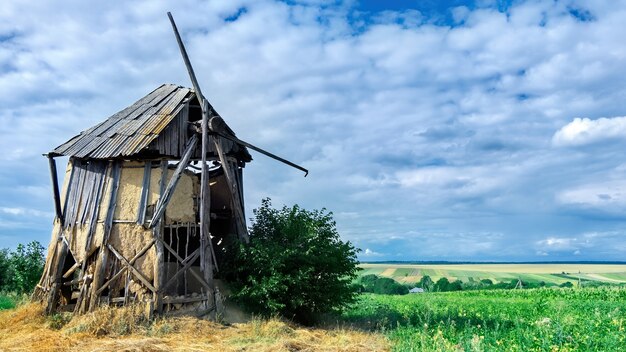 Antiguo molino de viento abandonado y roto