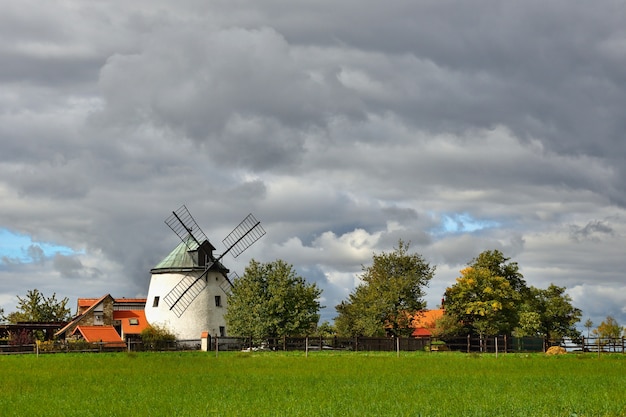 Foto gratuita antiguo molino de viento - república checa europa. hermosa antigua casa de fábrica tradicional con un jardín