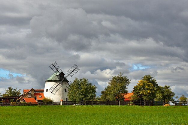 Antiguo molino de viento - República Checa Europa. Hermosa antigua casa de fábrica tradicional con un jardín