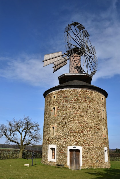 Foto gratuita antiguo molino de viento