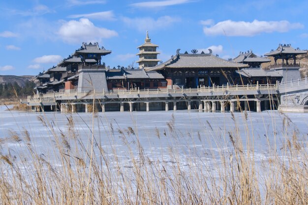 Antiguo palacio chino en invierno