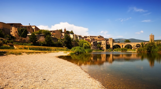 Antiguo pueblo europeo con antiguo puente sobre el río