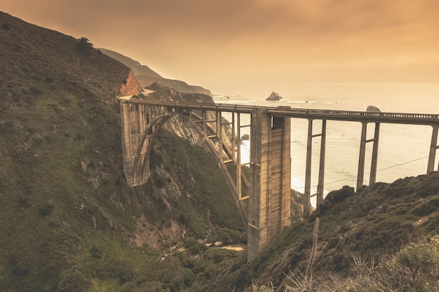 Foto gratuita antiguo puente histórico de bixby creek, highway 1 carmel-by-the-sea