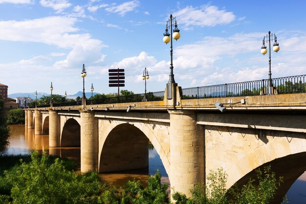 antiguo puente de piedra sobre el Ebro en Logroño