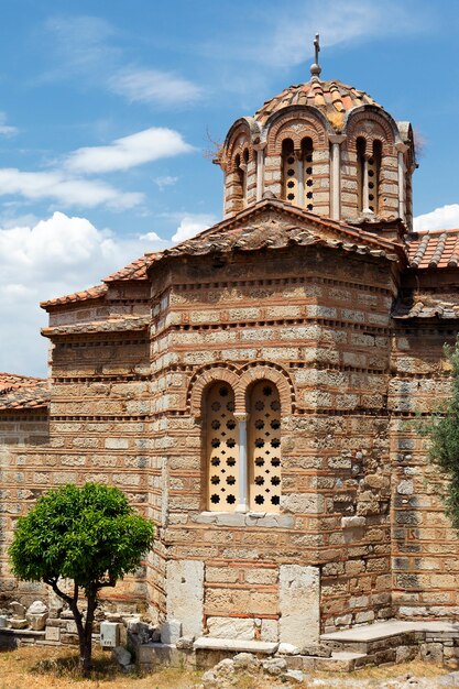 Antiguo templo en la ciudad de Atenas en verano