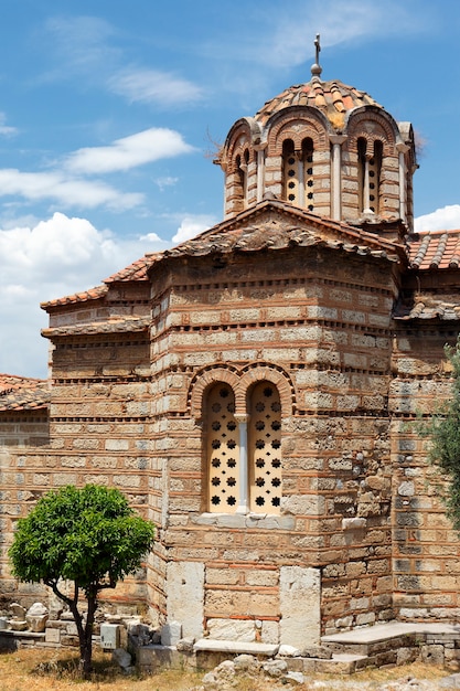 Antiguo templo en la ciudad de Atenas en verano