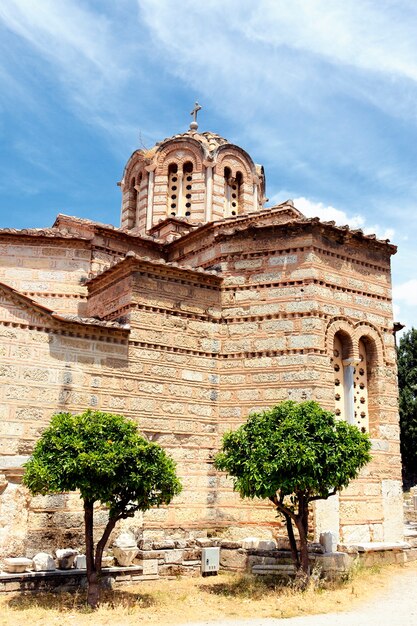 Antiguo templo en la ciudad de Atenas en verano