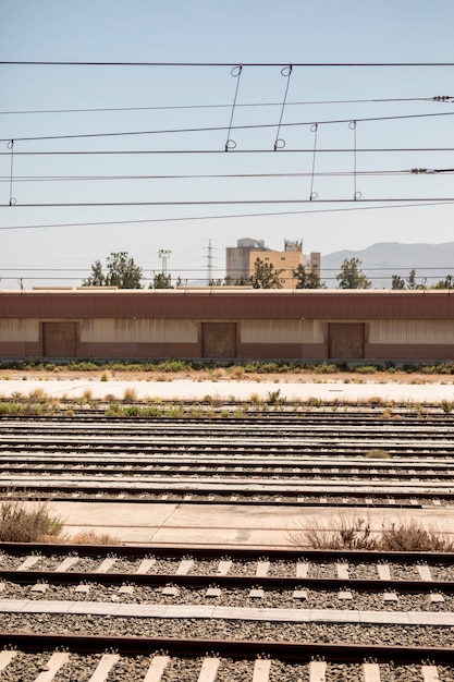 Antiguos ferrocarriles en un día soleado