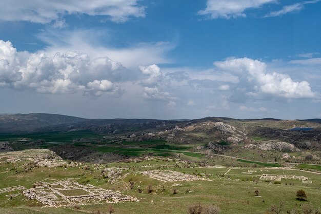 Antiguos muros de piedra hallazgos arqueológicos hititas en Anatolia, Corum Turquía