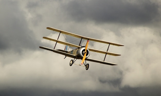 Antonov an-2 amarillo en el oscuro cielo nublado