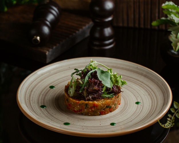 Anuncios de comida, ensalada de mangal, cocina alta con hierbas frescas y vegetación.