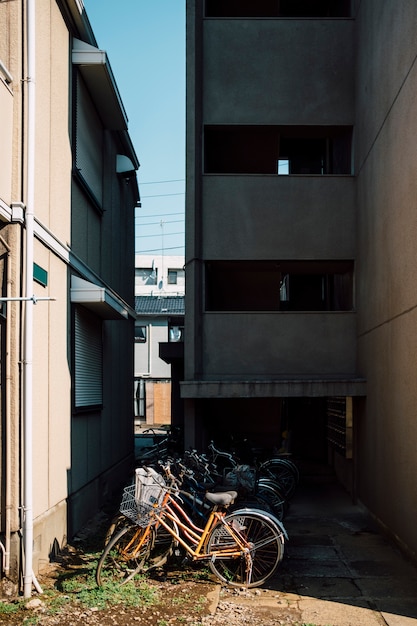 Foto gratuita aparcamiento de bicicletas en el apartamento