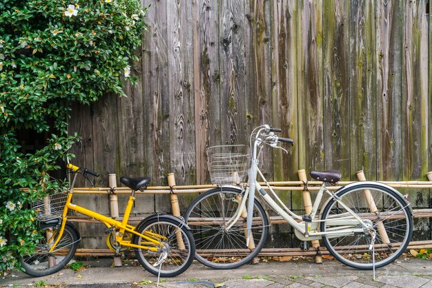 aparcamiento bicicletas cerca de la pared de madera