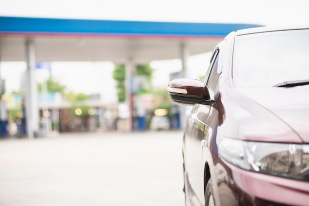 Aparcamiento en la estación de combustible de gas - concepto de transporte de energía de automóvil