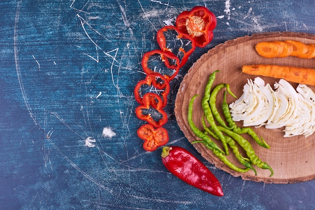 Aparte de la tabla de verduras en rodajas de ají o pimentón.