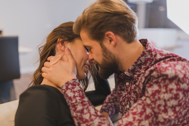 Foto gratuita apasionada pareja besándose felizmente