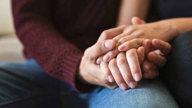 Apasionada pareja cogidos de la mano en la cama