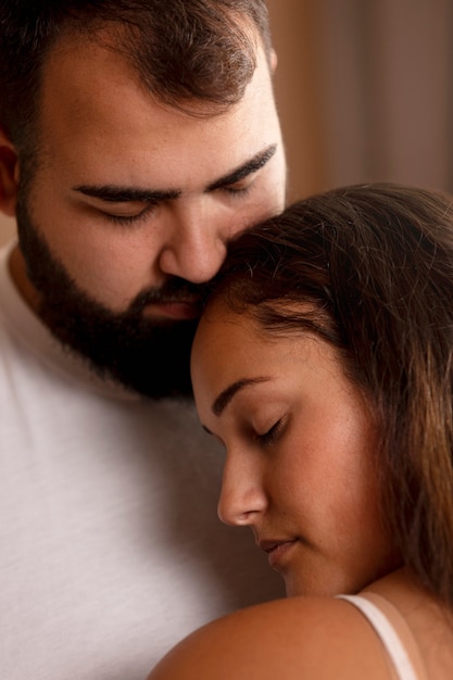 Apasionados momentos tiernos de pareja de tallas grandes