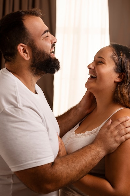 Foto gratuita apasionados momentos tiernos de pareja de tallas grandes