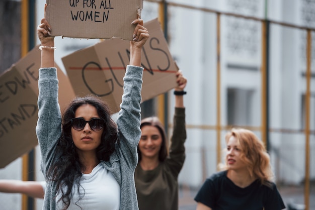 Apelación al ejecutivo. Grupo de mujeres feministas al aire libre protesta por sus derechos