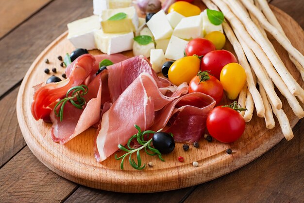 Aperitivo de carne en un plato