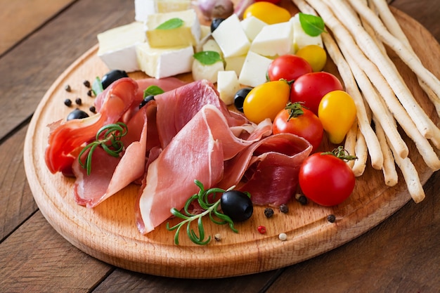 Aperitivo de carne en un plato