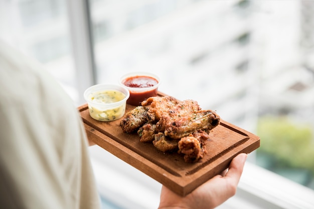 Aperitivo crujiente de pollo frito con salsas