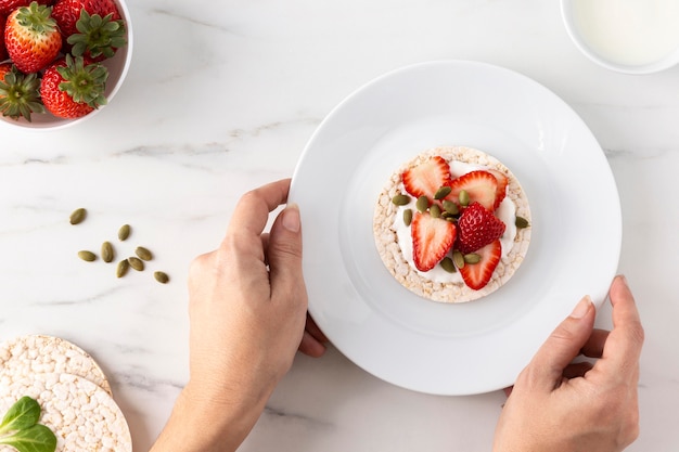 Aperitivo de frutas de fresas en un pastel de arroz