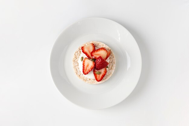 Aperitivo de frutas de fresas en un pastel de arroz