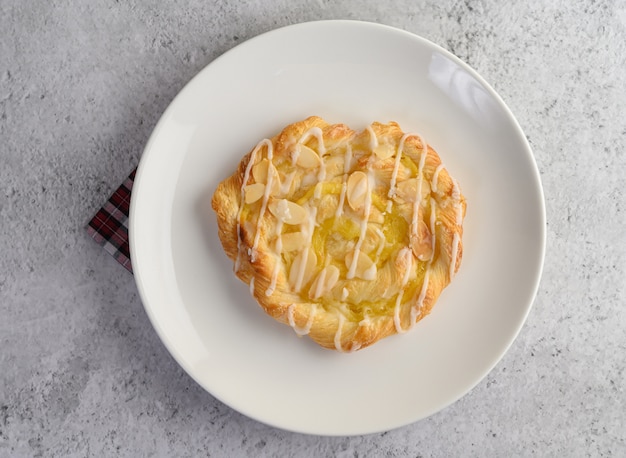 Aperitivo de pan de almendras en plato blanco