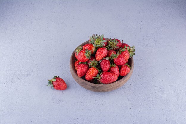 Aperitivo de un tazón de fresas sobre fondo de mármol. Foto de alta calidad