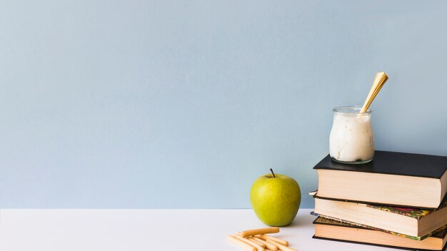 Aperitivos cerca de la pila de libros