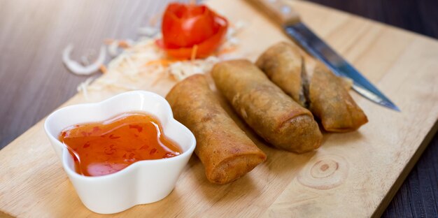 Aperitivos de comida de rollitos de primavera o dim sum Comida china Cocinas asiáticas