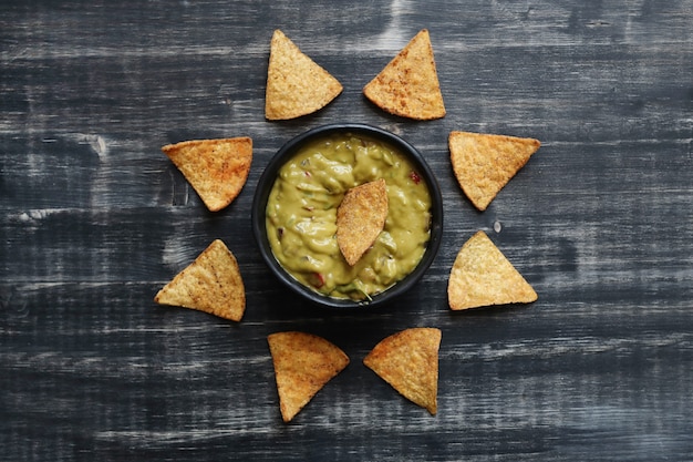 Foto gratuita aperitivos. deliciosos nachos con guacamole