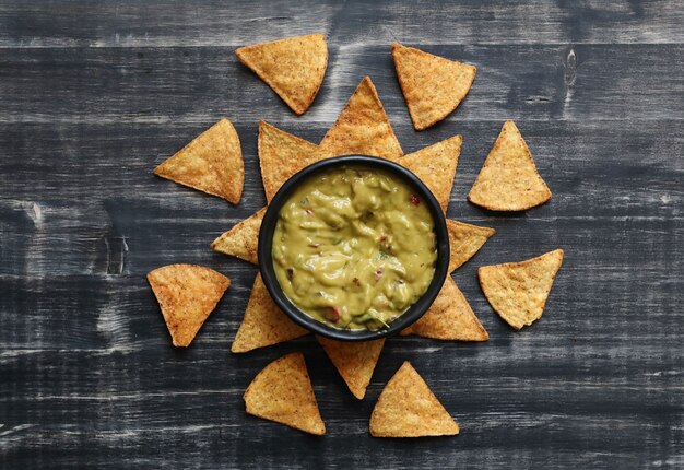 Aperitivos. Deliciosos nachos con guacamole