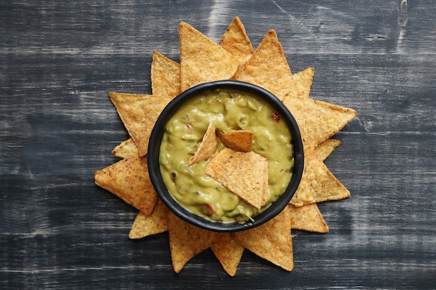 Foto gratuita aperitivos. deliciosos nachos con guacamole