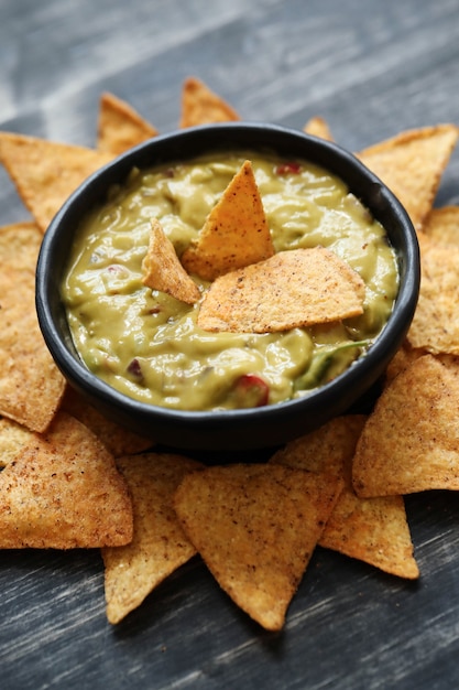 Aperitivos. Deliciosos nachos con guacamole