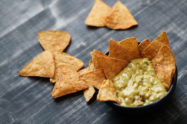 Aperitivos. Deliciosos nachos con guacamole