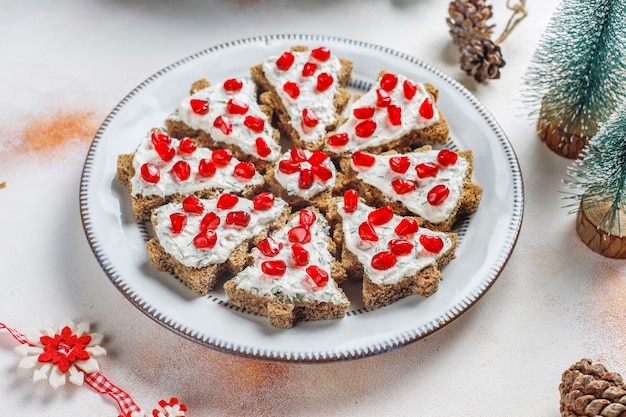 Foto gratuita aperitivos en forma de árbol de navidad.