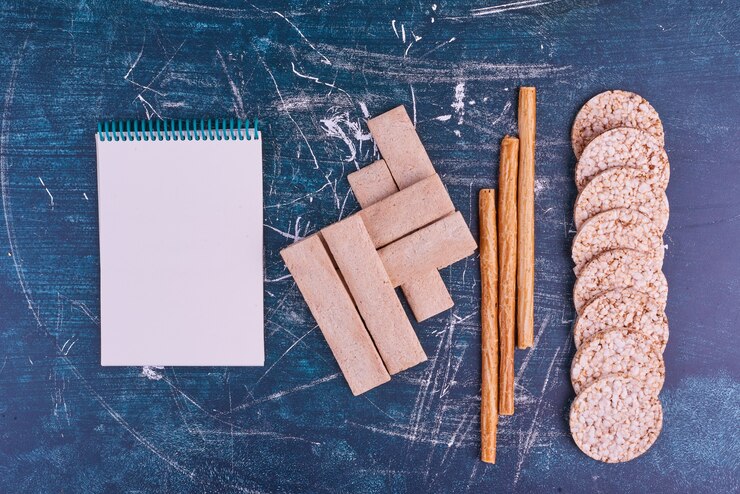 Foto gratuito aperitivos y galletas con un talonario de recibos a un lado.