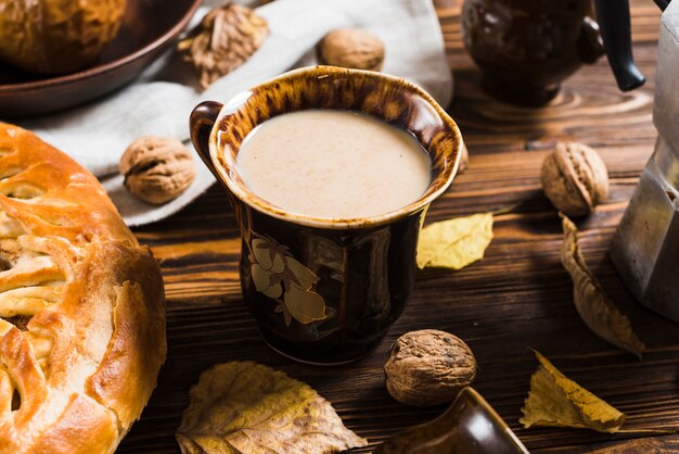 Aperitivos y hojas alrededor de la bebida