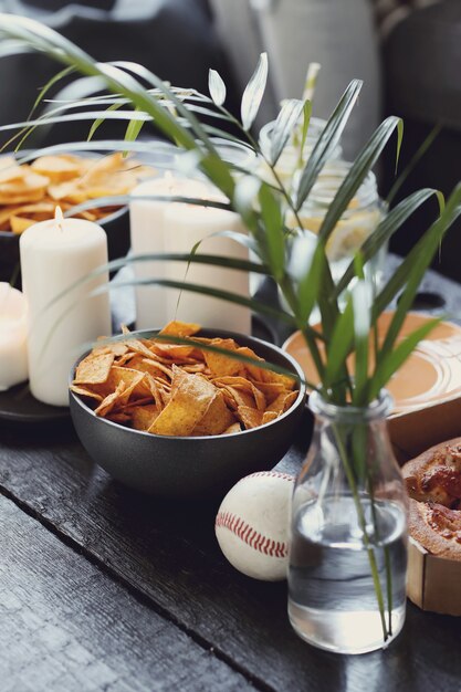 Aperitivos en la mesa con planta y velas.