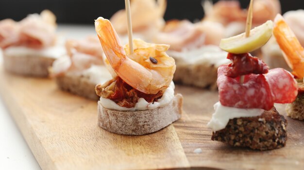 Aperitivos en la mesa