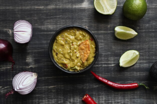 Aperitivos. Nacho con salsa de guacamole en la mesa