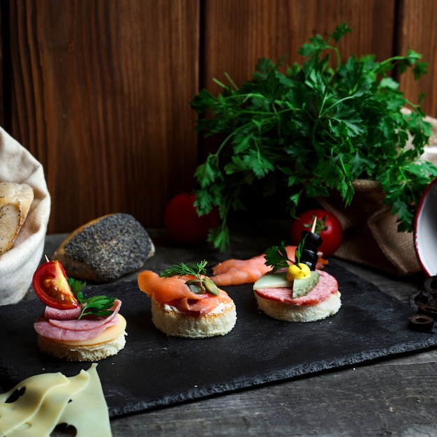 Aperitivos en palitos de salchicha y salmón