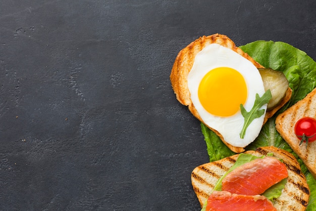 Aperitivos tostados con espacio de copia