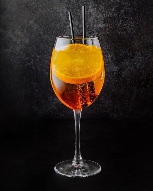 Aperol spritz prosecco aperol y rodajas de naranja vista lateral